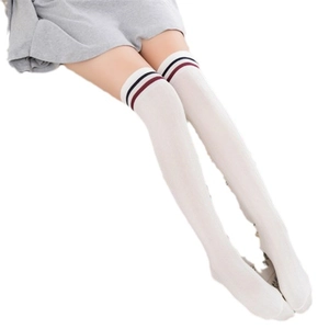 Weiße Overknee-Strümpfe mit roten und blauen Streifen im klassischen japanischen Schulstil