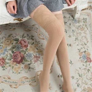 Baumwoll-Overknee-Strümpfe mit Spitzenbesatz und vertikalem Rippenstrickmuster