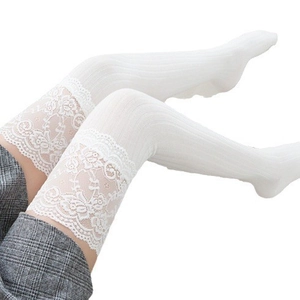 Weiße Overknee-Socken mit Spitzenbesatz und geripptem Baumwollstrick für Frauen