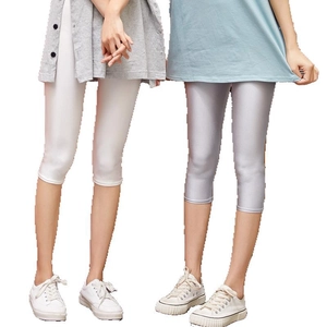 Leggings corti lucidi ad alta elasticità da donna in tonalità bianco e grigio chiaro
