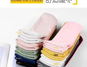 Vue détaillée de chaussettes d'hiver thermiques épaisses doublées de polaire colorée