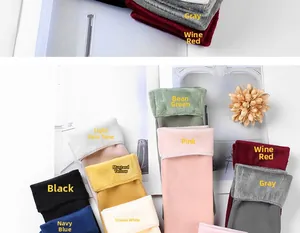 Détail montrant diverses couleurs de chaussettes thermiques doublées de polaire