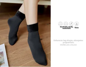 Détail de chaussettes noires doublées en polaire sur mannequin avec texture velours douce