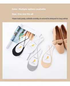 Detail van ademende katoenen enkelsokken met elegante elastische kruisbandjes