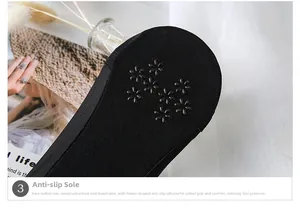 Dettaglio macro dei fantasmini neri con grip in silicone floreale antiscivolo e suola in cotone