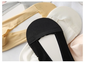 Dettaglio calzini invisibili in seta di ghiaccio senza cuciture nei colori nero, beige e bianco