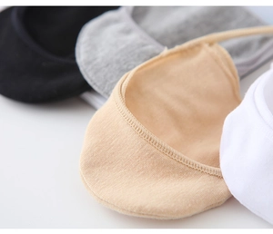 Dettaglio di calzini invisibili in cotone traspirante nei colori nero, grigio e beige
