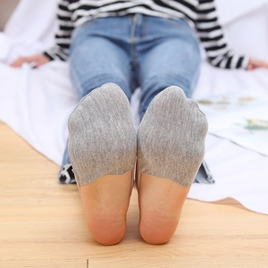 Fantasmini traspiranti in cotone grigio mélange per donna indossati dai modelli