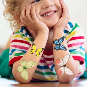 Kleurrijke waterdichte vlinder tijdelijke tatoeages voor kinderen met realistische ontwerpen