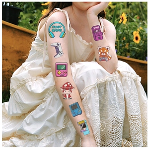 Détails de tatouages temporaires de jeux vidéo colorés sur le bras d'un mannequin