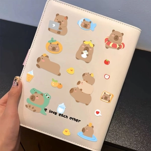 Dettaglio di un taccuino in similpelle beige con stampe di Capibara e cuciture rifinite