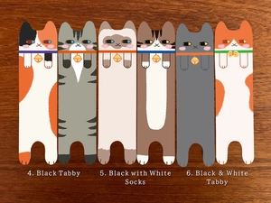 Details van cartoon kat bladwijzers met schattige belletjes op houten achtergrond