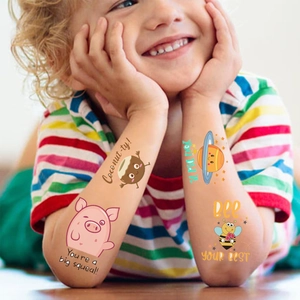 Macro-opname van kleurrijke tijdelijke tattoos voor kinderen met grappige woordspelingen
