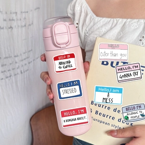 Detail eines rosa Edelstahl-Trinkbechers mit Retro-Spruch-Stickern und Kaffee-Thema