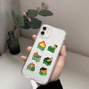 Transparente iPhone-Hülle mit humorvollen Müllcontainer-Feuer-Illustrationen in der Hand