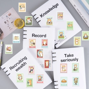 Détail des autocollants Shiba Inu style timbres sur carnets pour décoration créative