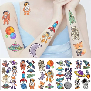 Détails de tatouages temporaires d'astronaute sur le bras et feuilles de modèles
