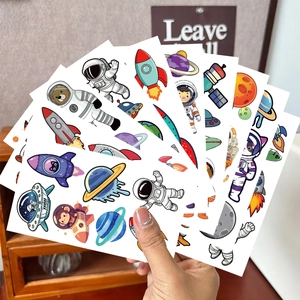 Gros plan de tatouages éphémères de l'espace avec des astronautes et des planètes colorées