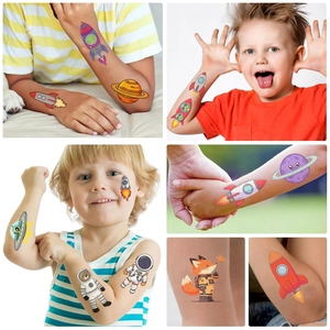 Tatouages temporaires espace pour enfants avec fusées colorées, astronautes et planètes