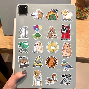 Autocollants de mèmes animaux imperméables décorant le dos d'une tablette grise