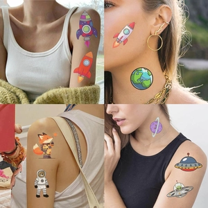 Détails de tatouages spatiaux imperméables montrant fusées et astronautes sur la peau