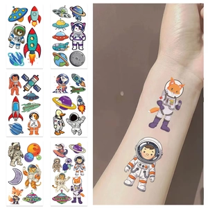 Détail de six planches de tatouages spatiaux appliqués sur un bras d'enfant