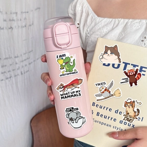 Autocollants d'animaux rigolos sur une bouteille d'eau et un livre pour la décoration