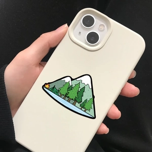 Primer plano de funda de silicona mate para móvil con diseño de camping y montaña