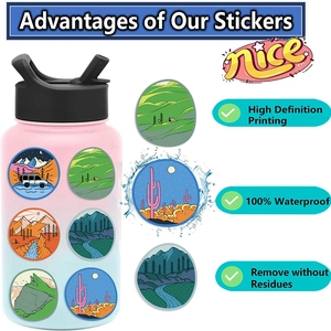Pegatinas de camping impermeables en una botella de agua deportiva vista detallada