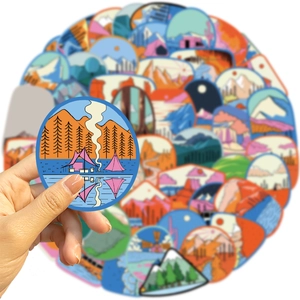 Primer plano de pegatinas de camping impermeables con montañas, carpas y fogatas