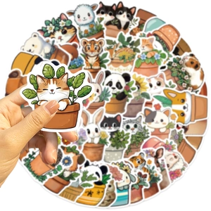 Dettaglio di adesivi impermeabili con animali e piante per decorazione di quaderni