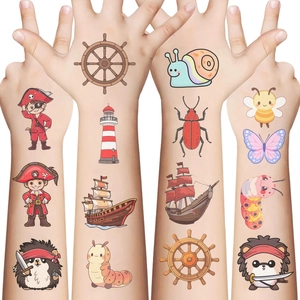 Dettagli di vari adesivi per tatuaggi cartoni animati con pirati e insetti colorati