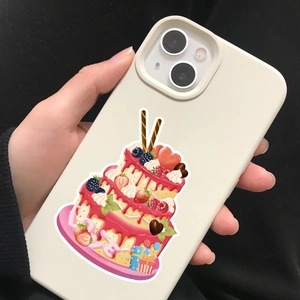 Primo piano della cover per iPhone crema con torta cartoon colorata e scritta LOVE