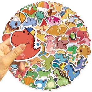 Nahaufnahme eines Dinosaurier-Aufklebers in der Hand vor einem bunten Sticker-Set
