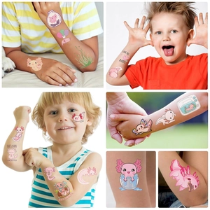 Détails de tatouages temporaires axolotl rose sur la peau pour fête d'enfants
