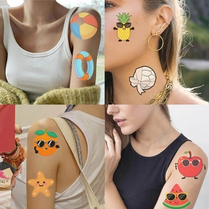 Dettagli di tatuaggi temporanei di frutta estiva impermeabili sulla pelle e sul viso