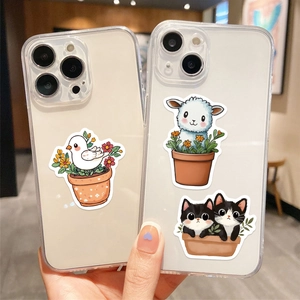 Dettaglio di custodie trasparenti per iPhone con graziosi animali e piante in cartone