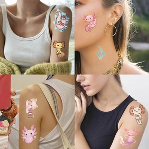 Tatouages temporaires d'axolotl rose mignons avec divers dessins animés sur la peau