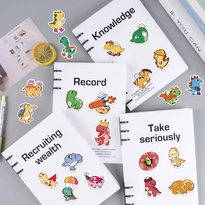 Detailansicht wasserfester bunter Dinosaurier-Sticker für Hefte mit niedlichen Motiven