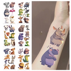 Détail de tatouages temporaires 3D d'animaux colorés appliqués sur la peau humaine