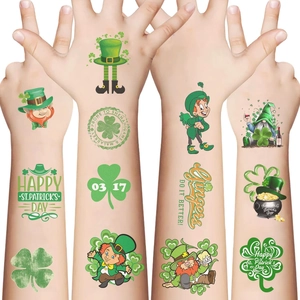 Tatouages temporaires de la Saint-Patrick avec trèfles et lutins sur les bras