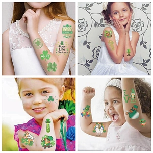 Enfants portant des tatouages St Patrick avec trèfles et chapeaux verts sur la peau