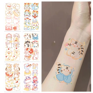Dettaglio di tatuaggi temporanei colorati con animali su braccio con sei fogli diversi