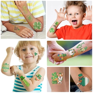 Détails de tatouages temporaires Saint-Patrick avec trèfles verts sur peau d'enfant