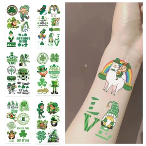 Détail de tatouages du St. Patrick's Day avec motifs de trèfles et de leprechauns