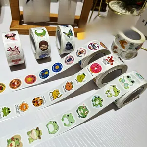 Macro-opname van een rol cartoonstickers met schattige dieren en motiverende woordspelingen