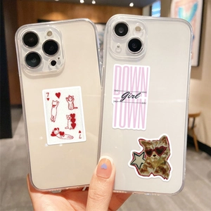 Détail des autocollants Y2K Downtown Girl imperméables sur une coque iPhone avec chats