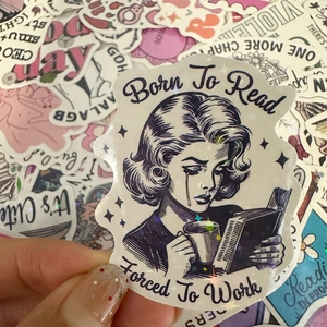 Gros plan d'un autocollant laser étanche avec texte Born To Read et art rétro vintage