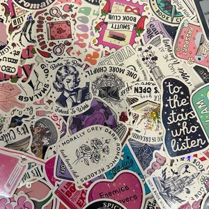 Gros plan d'autocollants imperméables pour lecteurs avec motifs fleurs et café