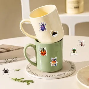 Rotolo di adesivi realistici con insetti, api e coleotteri su tazze in ceramica decorativa